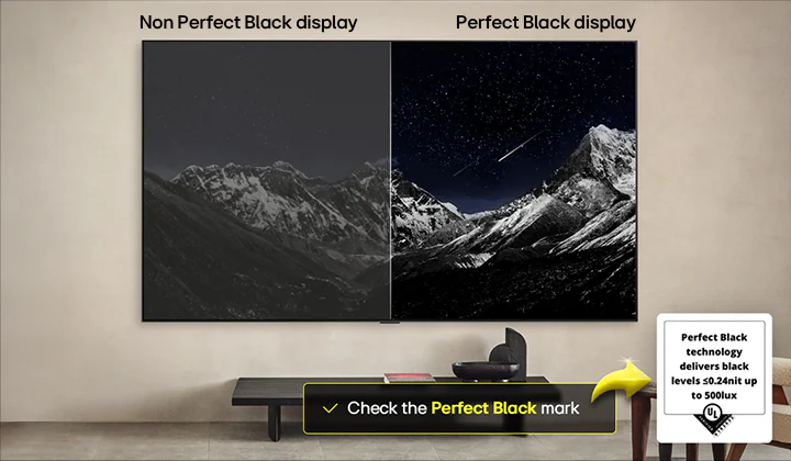 Гостиная с закрепленным на стене LG OLED TV. На телевизоре изображение горного массива на фоне вечернего темного неба со звездами. Изображение разделено пополам. На одной половине &mdash; затемненная сероватая версия пейзажа с названием &laquo;Неидеальный черный дисплей&raquo;. На другой &mdash; более эстетичная картинка с более широким диапазоном черного и белого. Название &mdash; &laquo;Идеальный черный дисплей&raquo;. Также представлен сертификат логотипа: &laquo;Технология &laquo;Идеальный черный&raquo; обеспечивает уровень черного как минимум 0,24 нит до 500 Лк&raquo;. Рядом облачко с текстом: &laquo;Проверьте знак качества &laquo;Идеальный черный&raquo;&raquo;. 