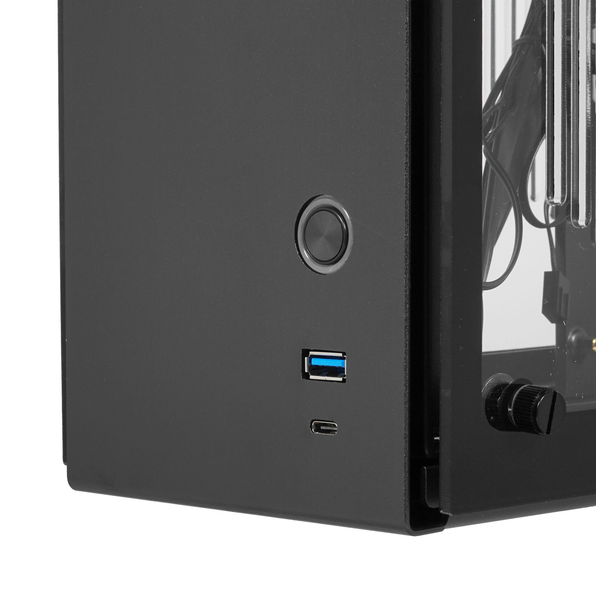 Zalman M2 mini крупный план портов USB Type-A и USB Type-C и кнопки питания на боковой панели
