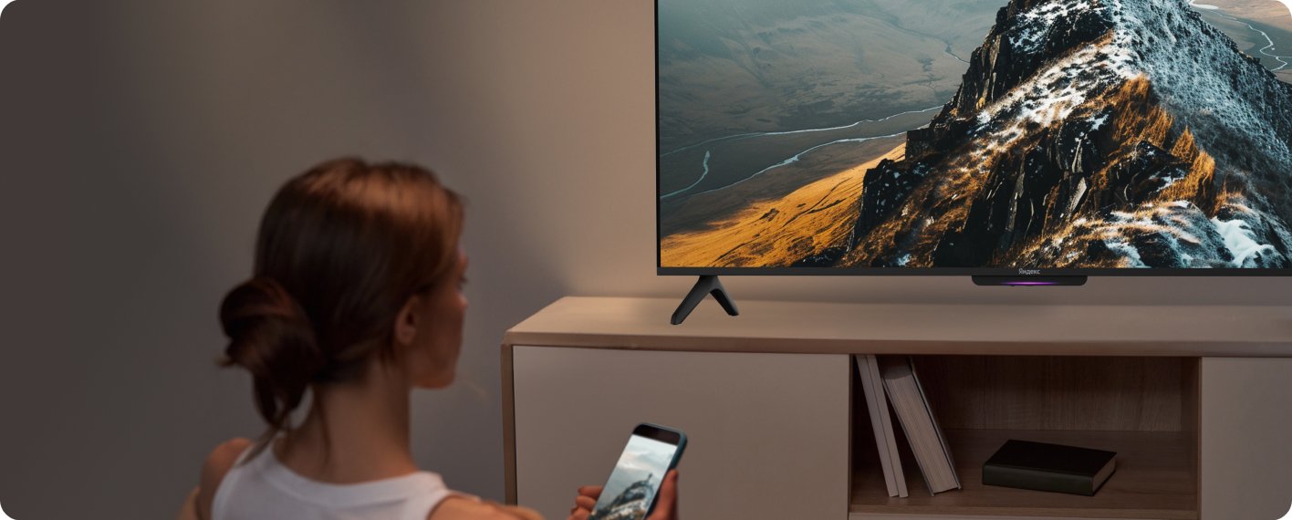 Яндекс ТВ Станция Бейсик 55 в интерьере гостиной &mdash; 4K-изображение пейзажа на экране
