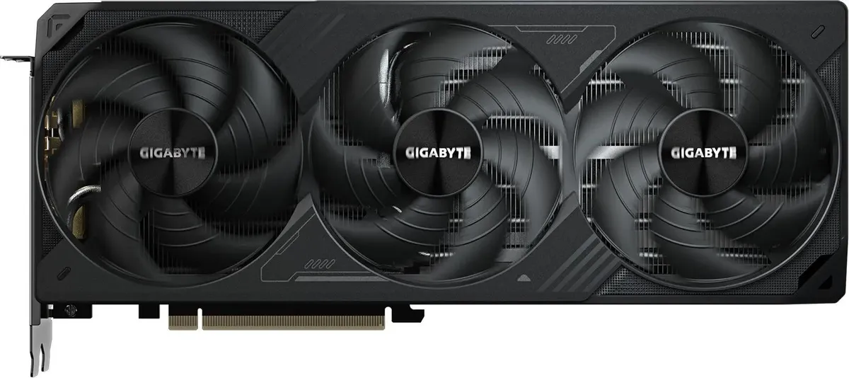 Gigabyte RTX 5080 WindForce 3X OC — три вентилятора и чёрный корпус, вид спереди