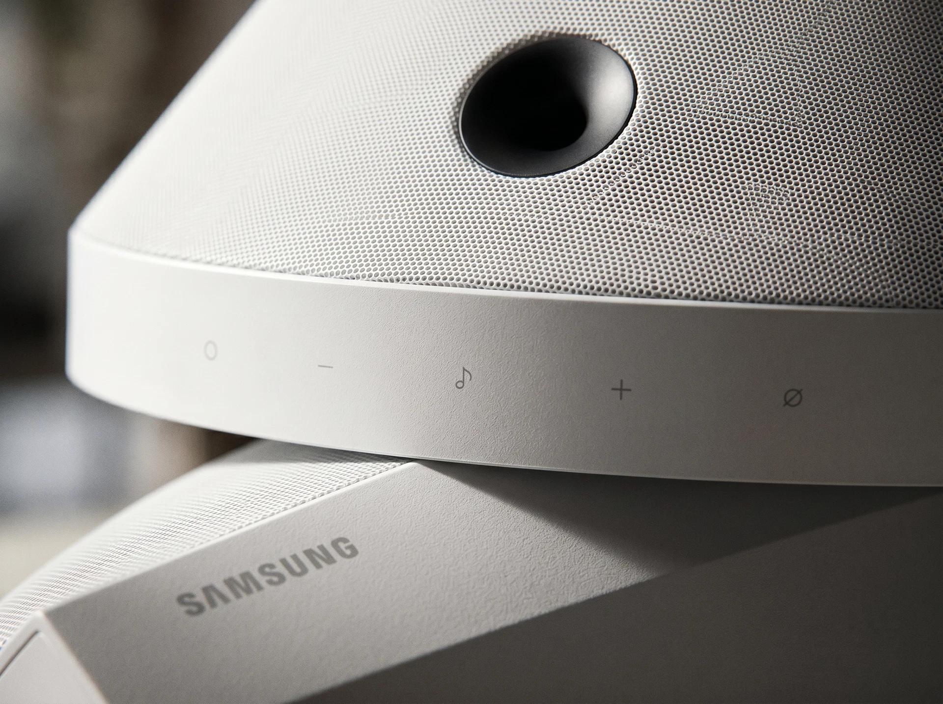 Samsung HW-LS51H дизайн &mdash; горизонтальный саундбар в интерьере