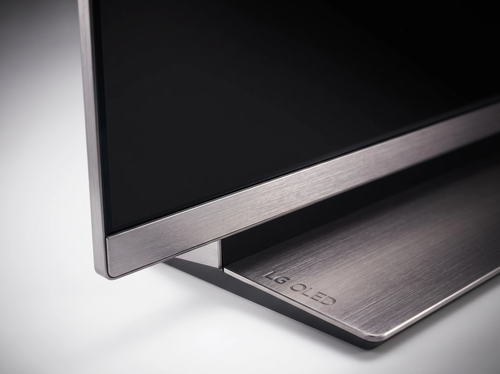 LG OLED83C6RLA 83 дюйма — телевизор в интерьере гостиной, пропорции и посадка на стене