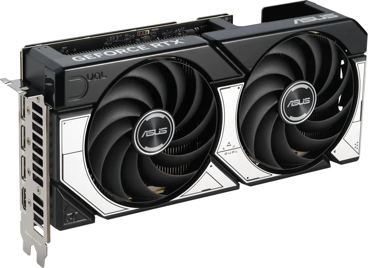 ASUS GeForce RTX 5070 вид трёхчетвертный — два вентилятора охлаждения и порты DisplayPort HDMI